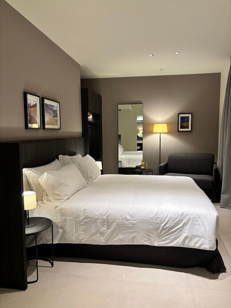 Deluxe, King Bed, Mountain Side, River View