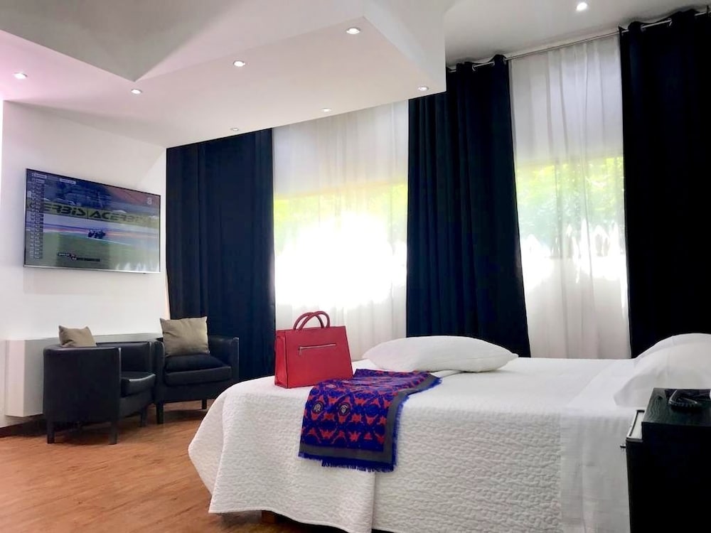 Gardenia Hotel 12/50