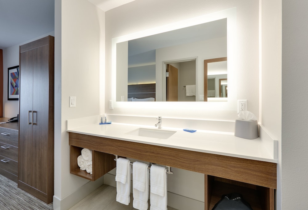 Holiday Inn Express Hotel Suites Scottsbluff Gering 24/57