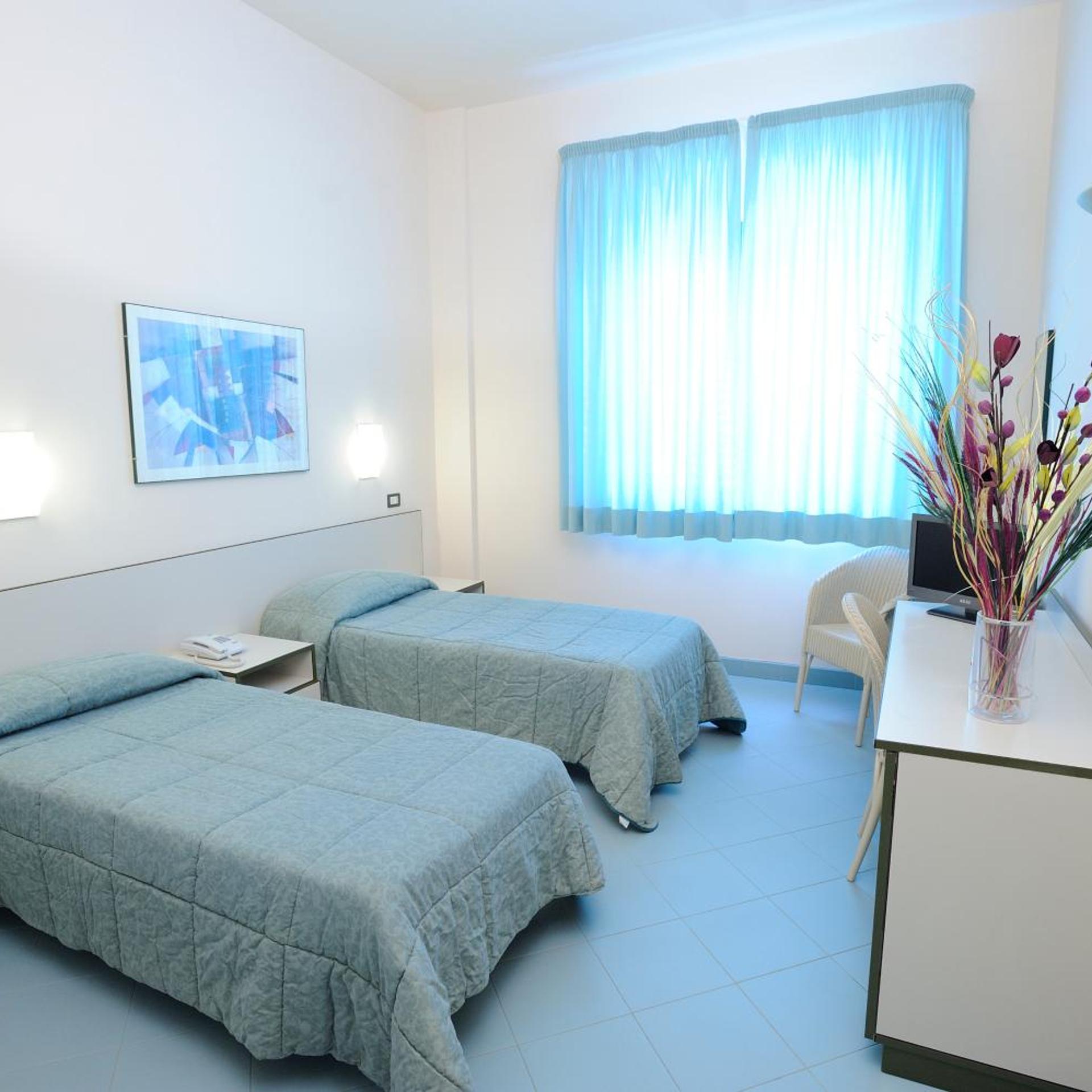 ROOM, DOUBLE OR TWIN BED