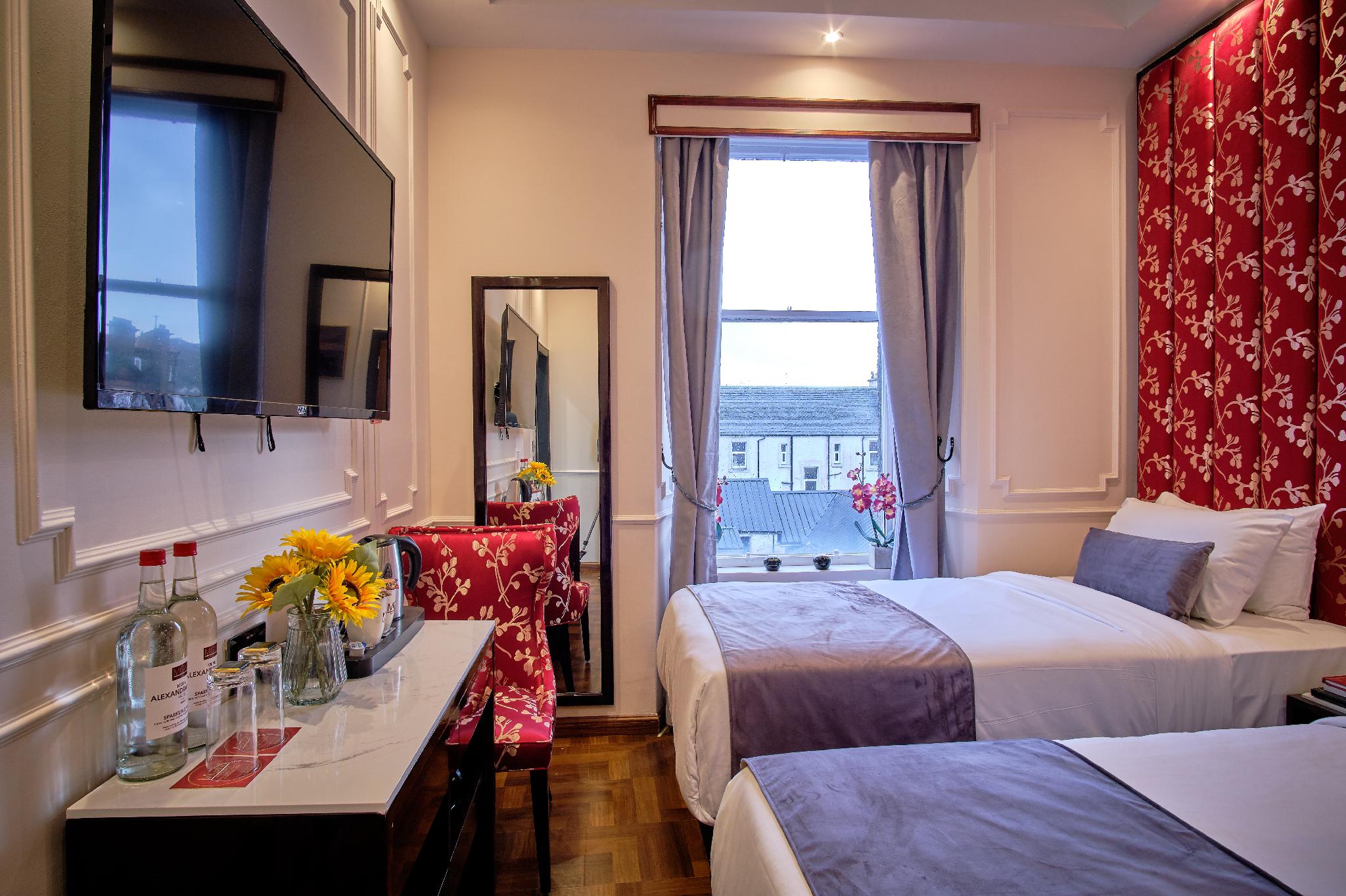Petite, Twin Beds
