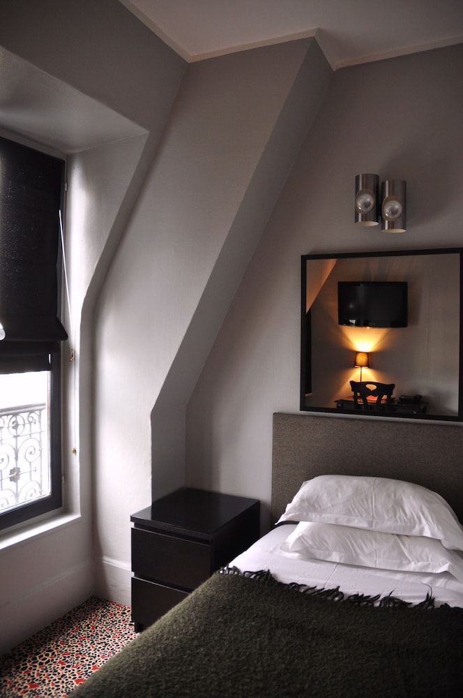 ROOM, SINGLE
