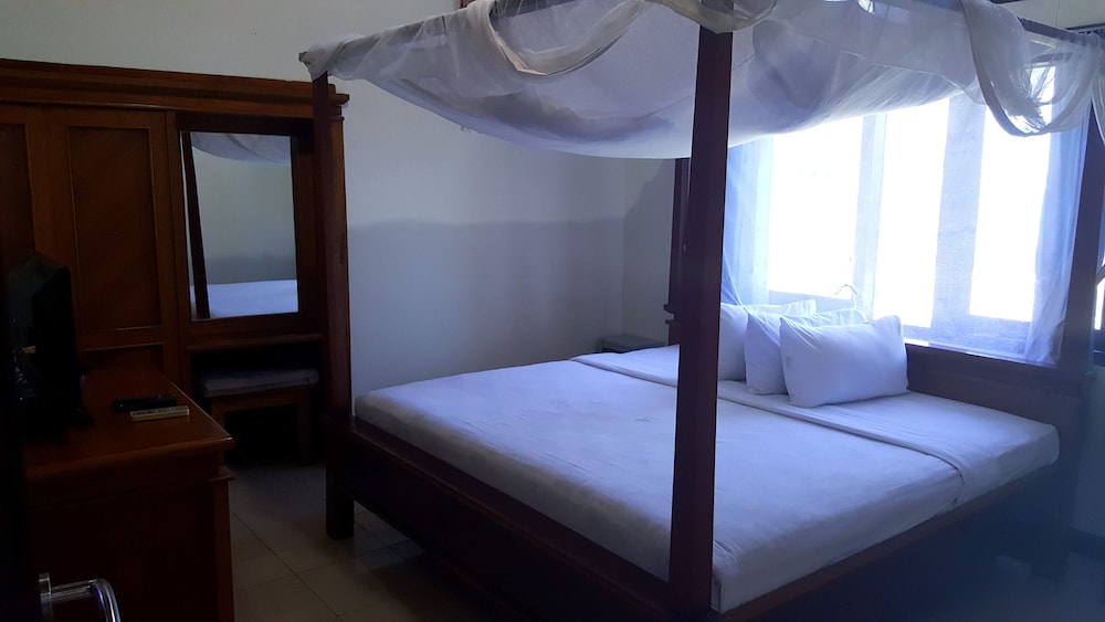 Big, Beach House, 1 King and 2 Queen Beds