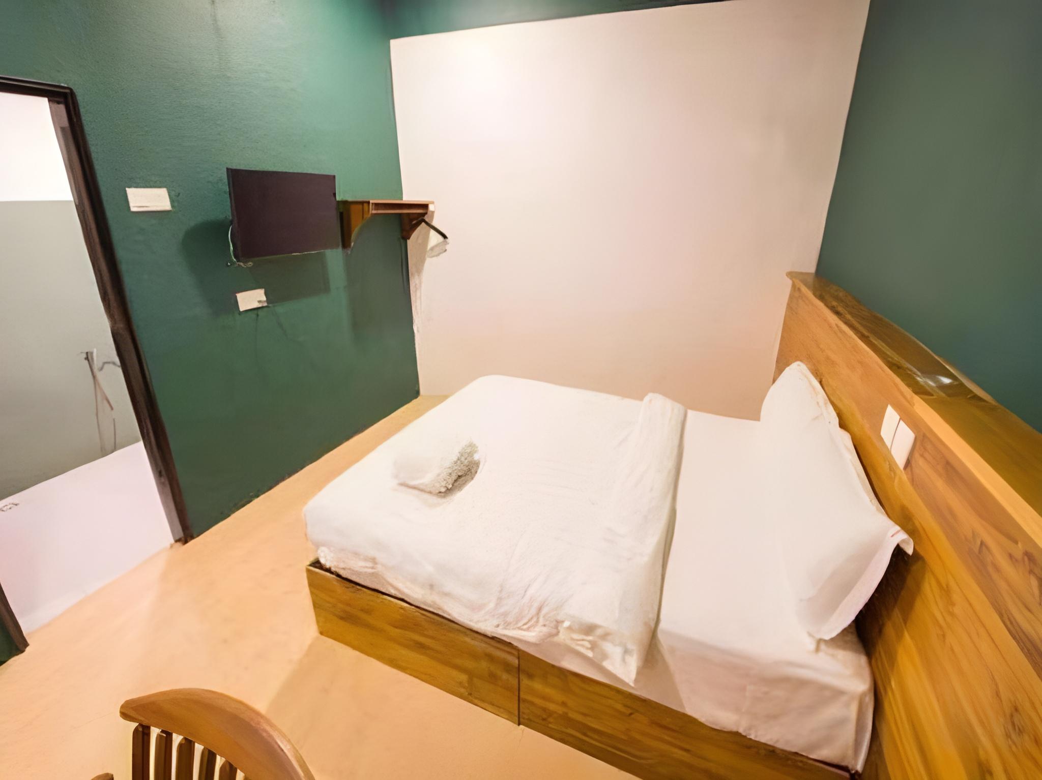 Standard, Queen Bed, No Window