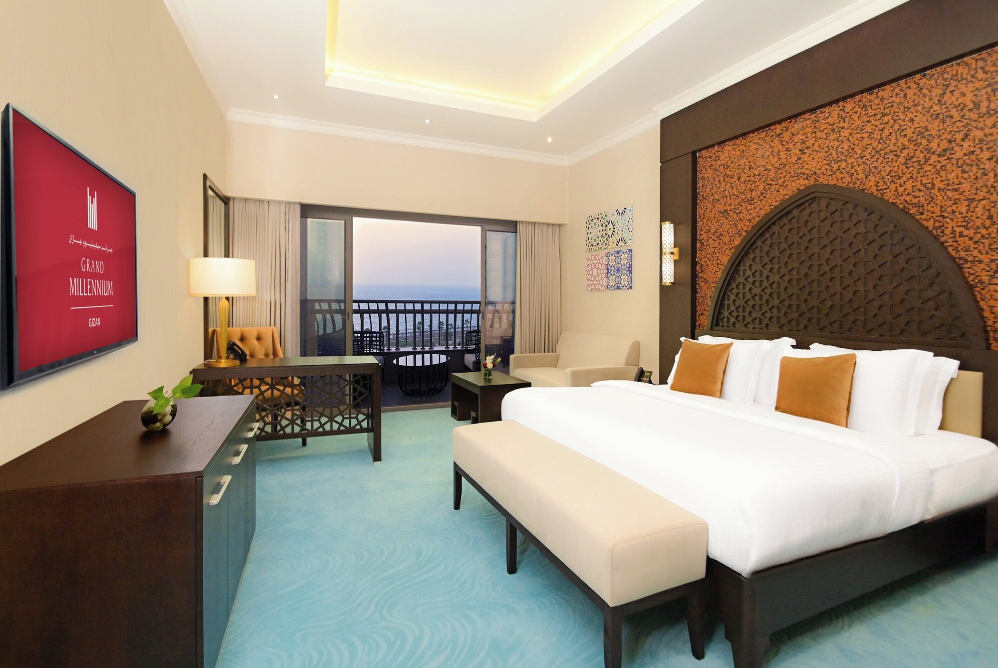 DELUXE, KING BED