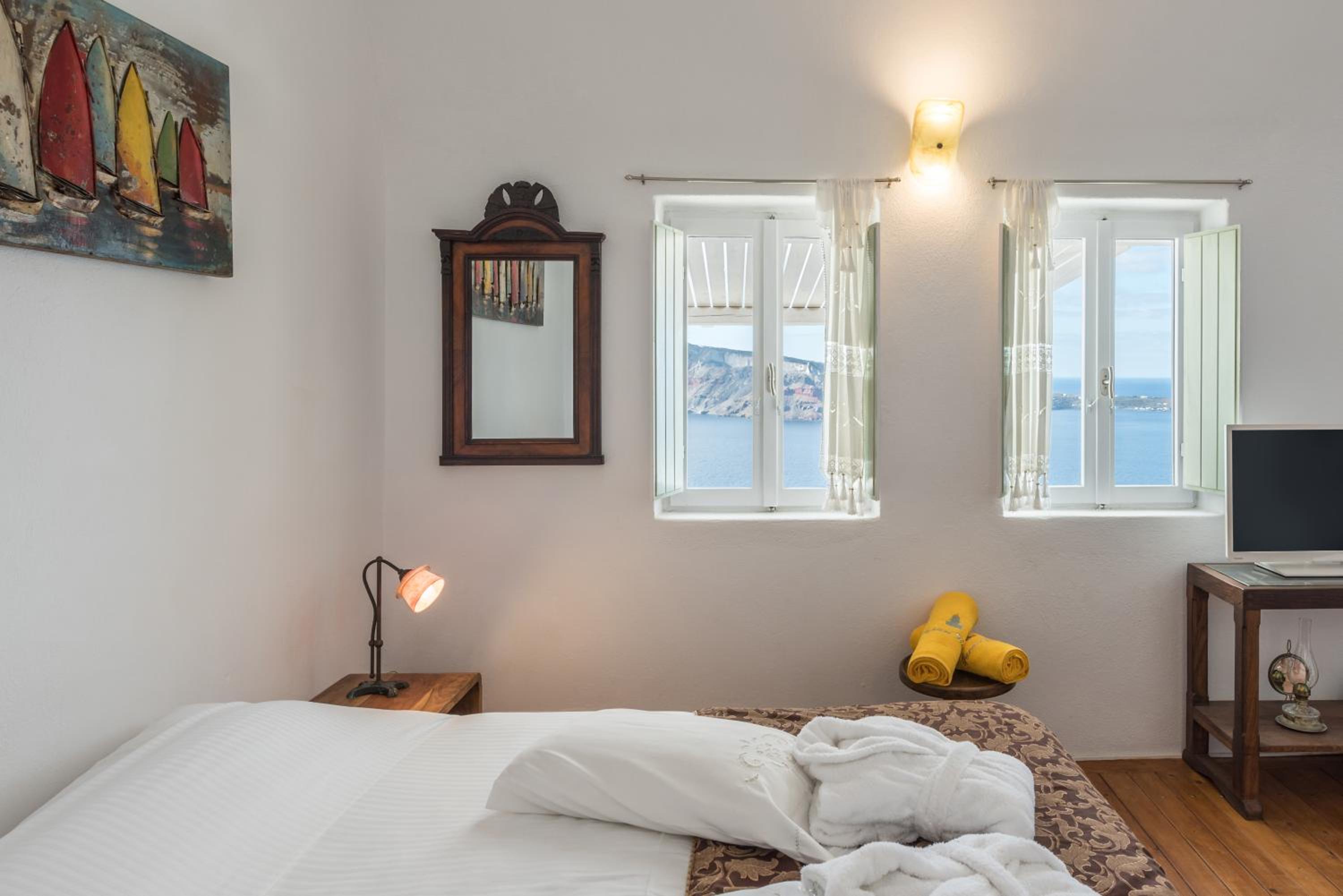 Senior, Suite, Caldera View, Jetted Tub