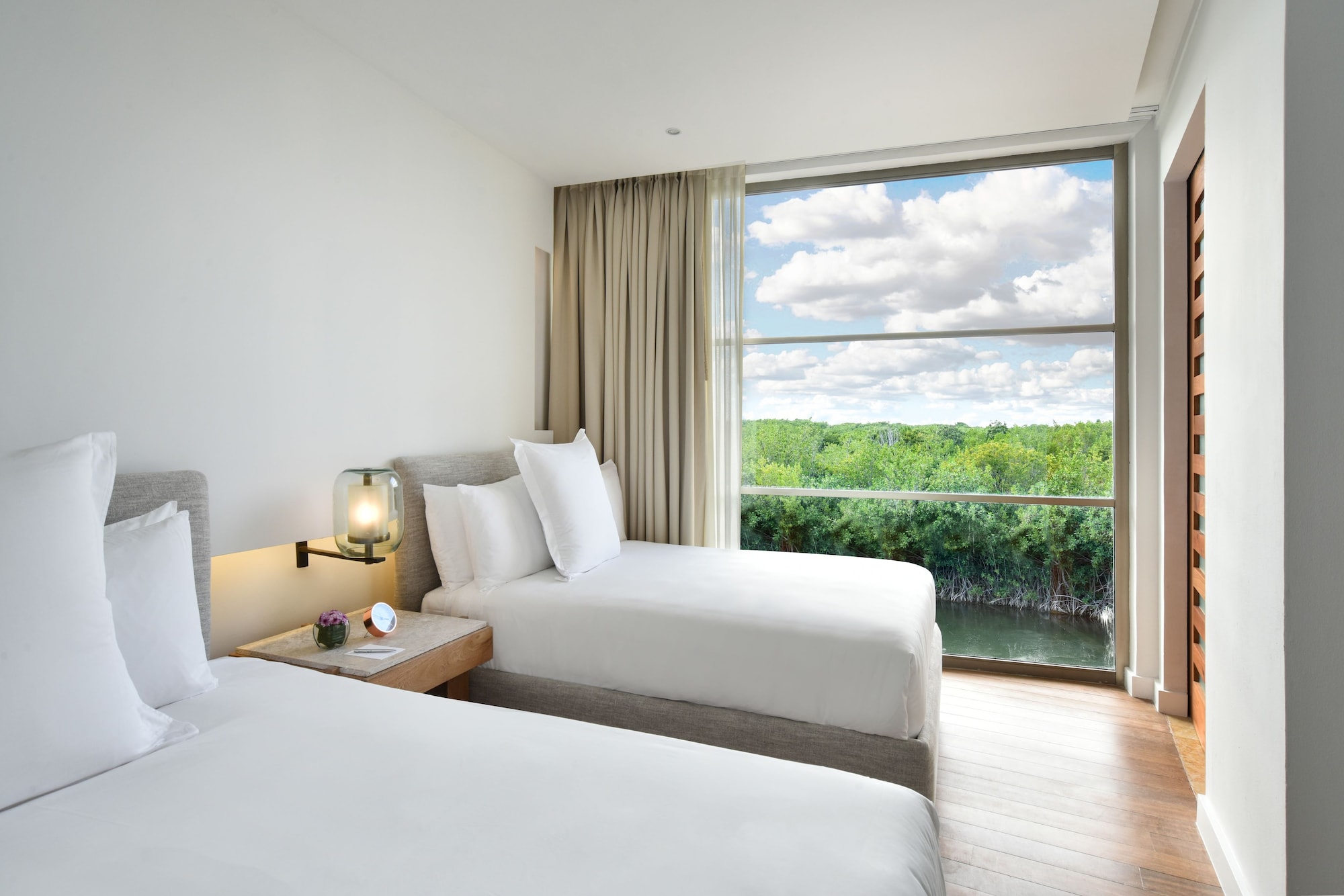 SUITE, MULTIPLE BEDS