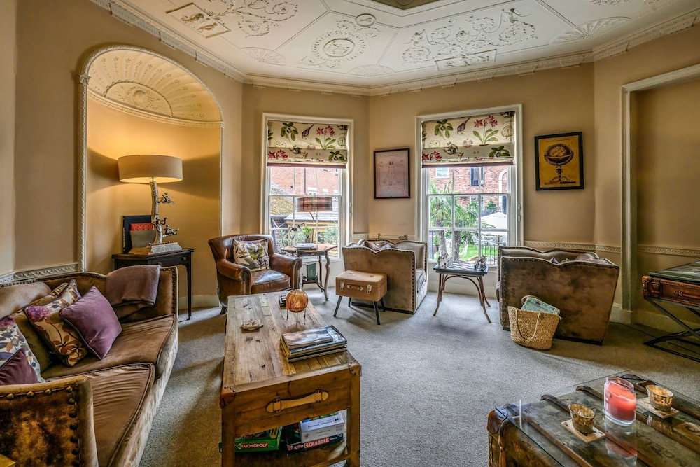 Darwin's Townhouse 32/49