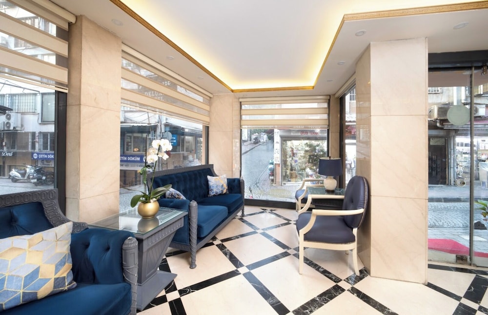 Deluxe Newport Hotel 40/54