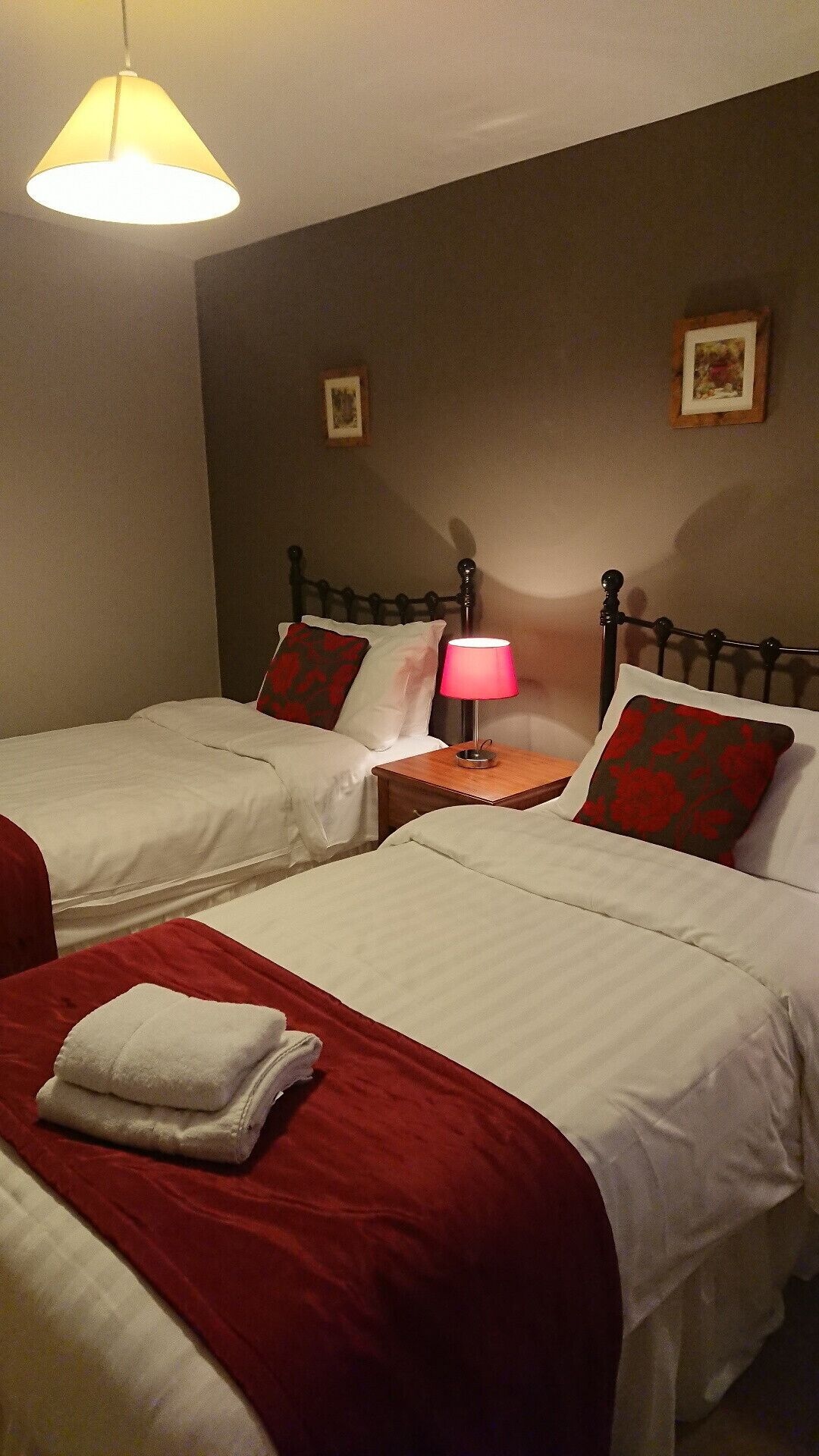 Apartment, Twin Beds, Sofa, Victoria Cloisters 1/3