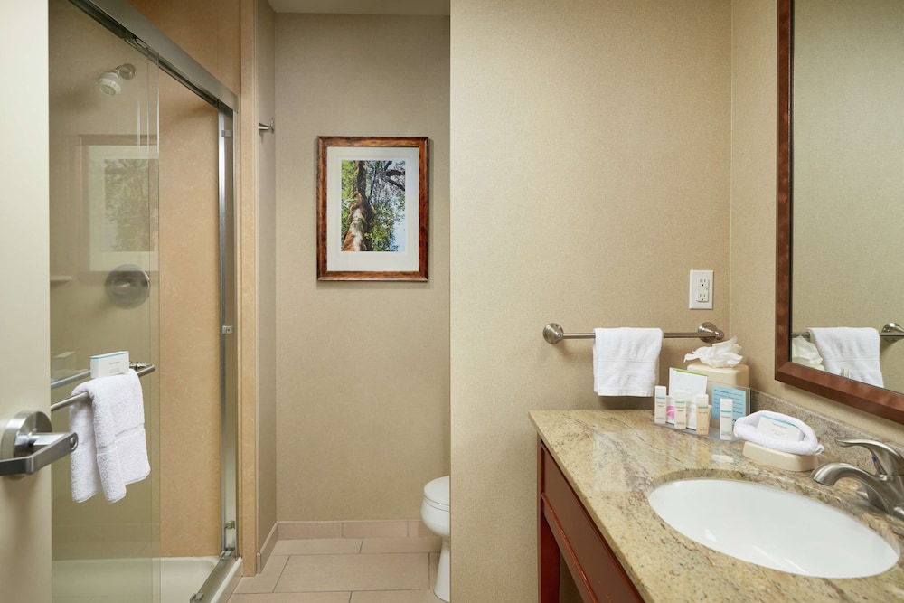 Hampton Inn and Suites Salem 9/42