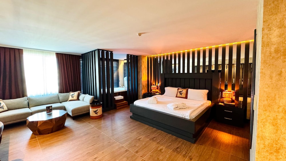 DELUXE, STUDIO, SUITE