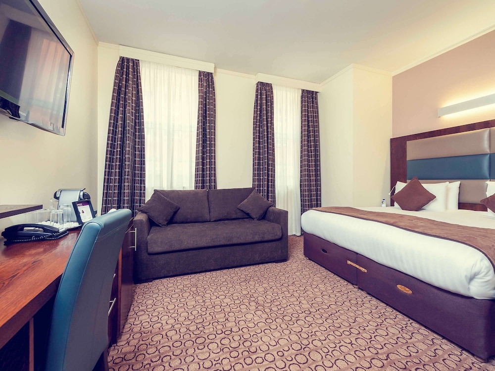 EXECUTIVE, KING BED, SOFA