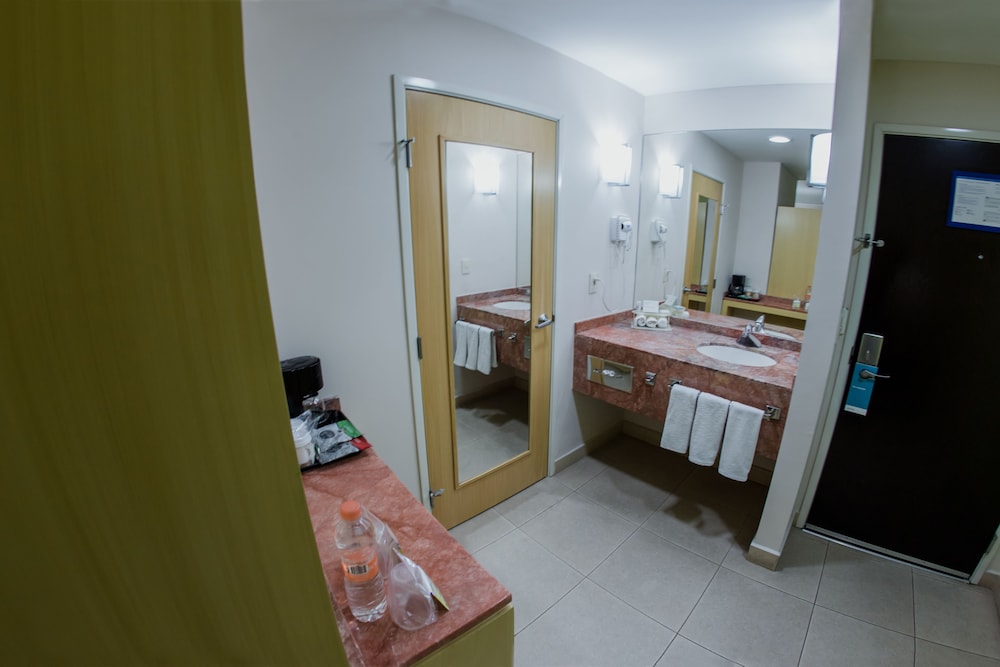 Excellence Express & Suites San Juan Del Rio 38/39