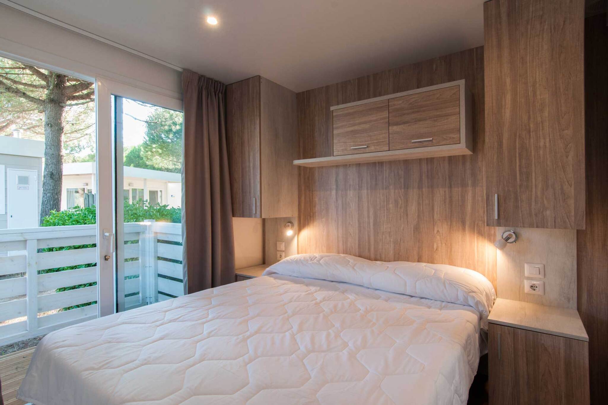 Deluxe, Lodge
