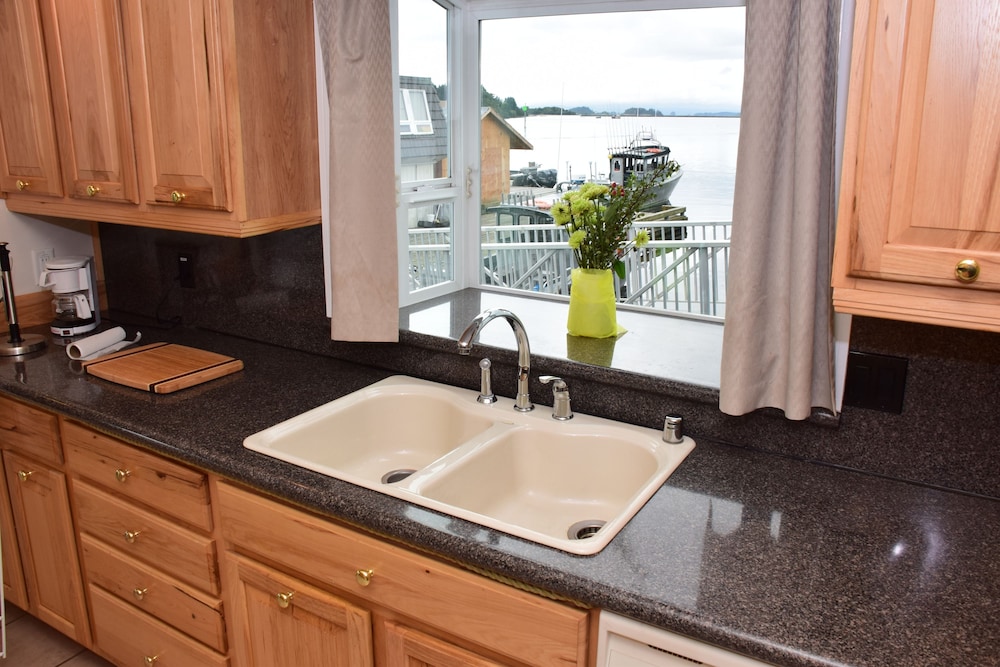 Longliner Lodge and Suites 4/41