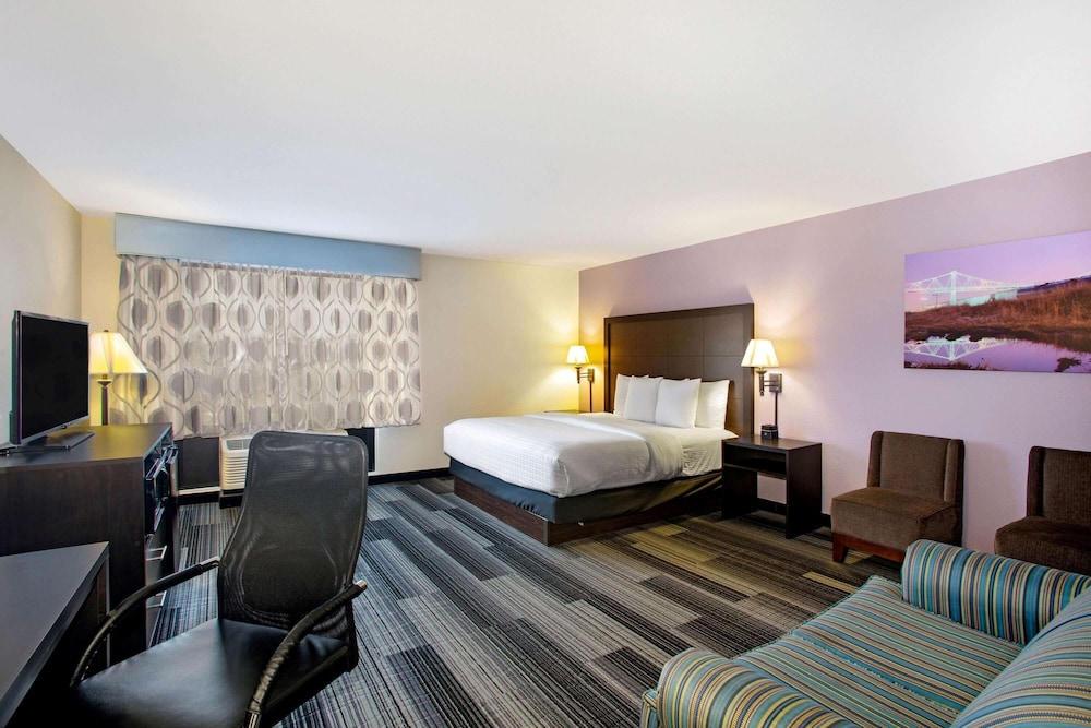 La Quinta Inn Suites Springfield Airport Plaza 6/61