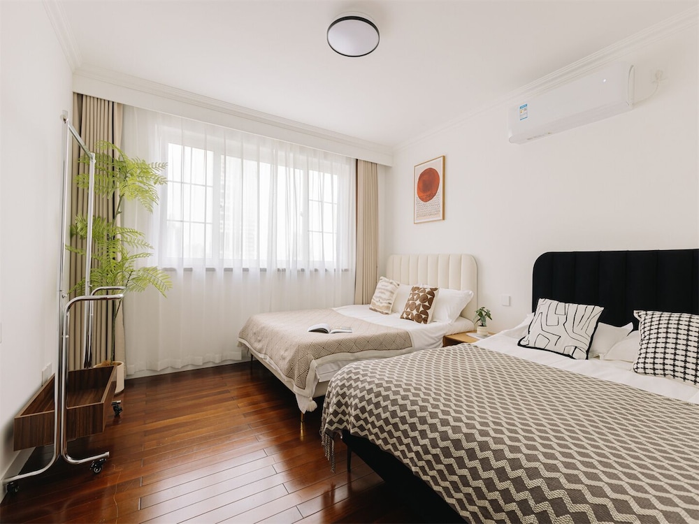 4 Bedrooms, Senior, Apartment, Futon Bed, 2 Queen Beds, City View, Bathtub، Book and Bed-People's Square 3/10