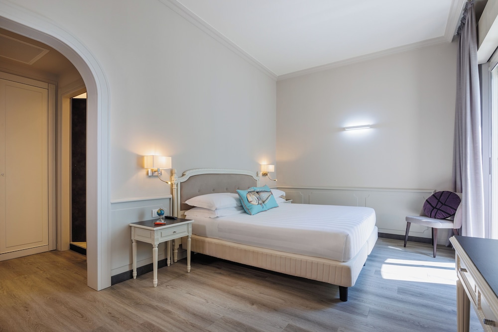 Deluxe, Queen Bed, Partial Sea View, Balcony