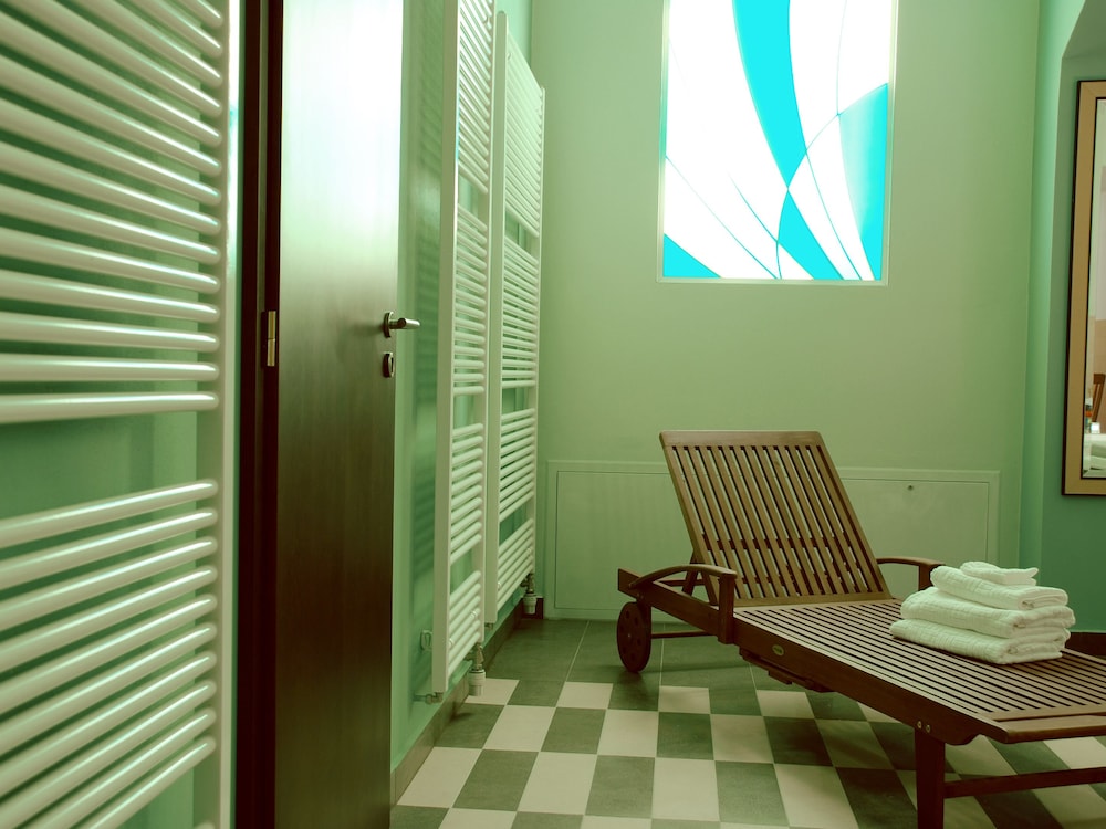 EA Hotel Downtown 39/40