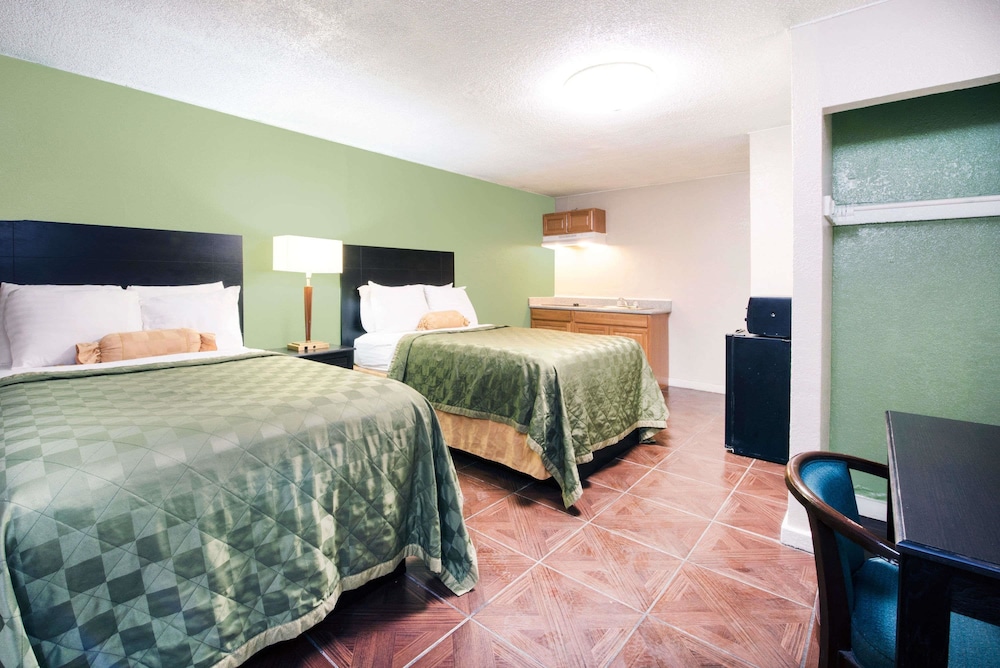 Executive Inn and Kitchenette Suites 19/34