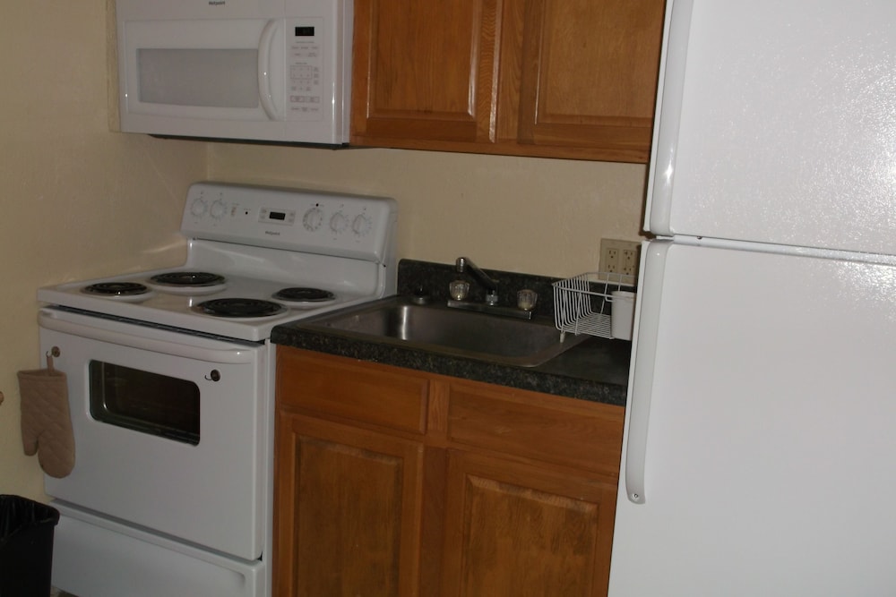Days Inn & Suites by Wyndham Lake Okeechobee 34/50