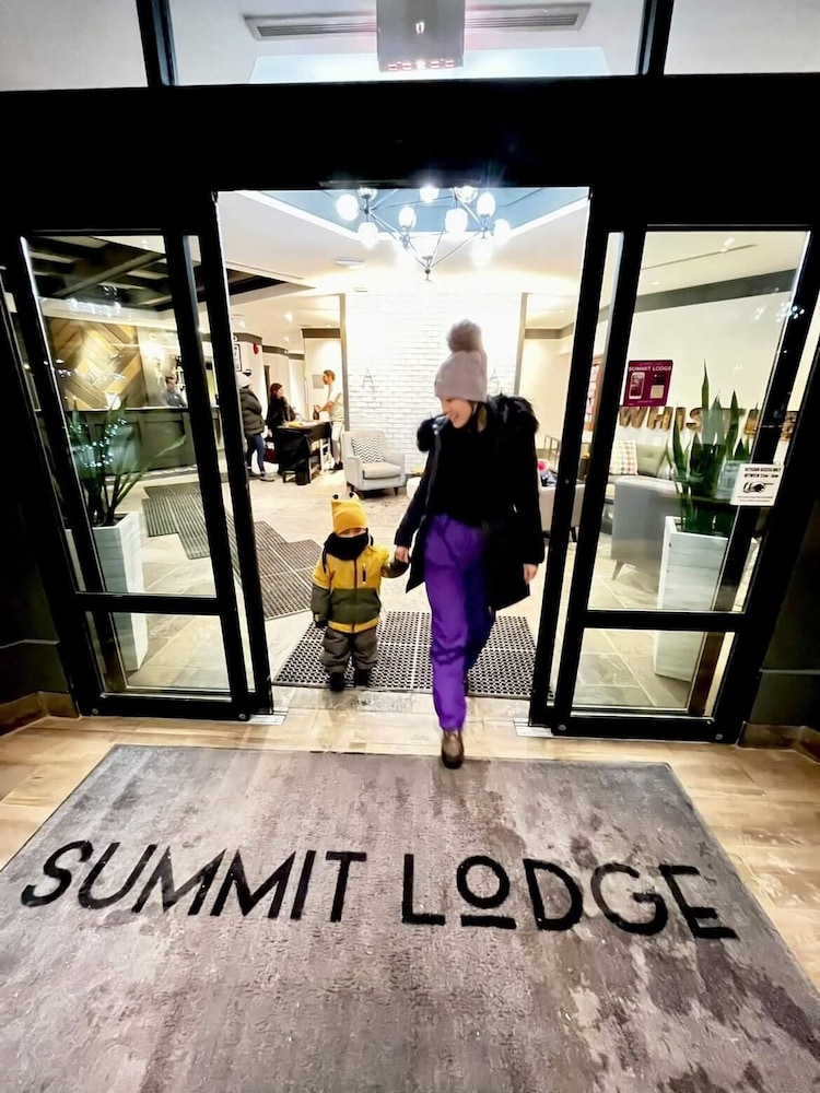 Summit Lodge Boutique Hotel 46/58