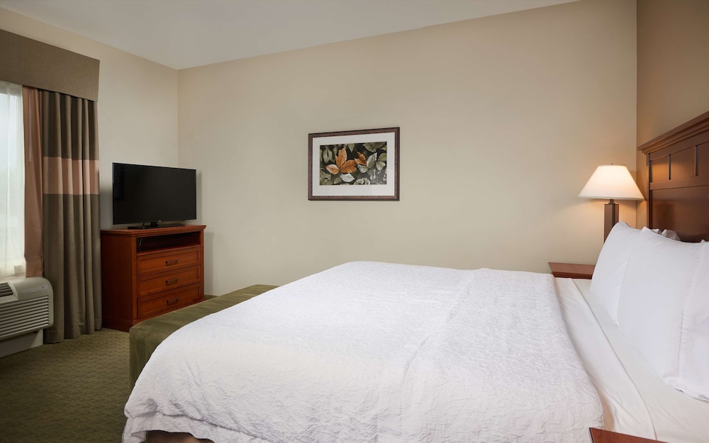 Hampton Inn and Suites Salem 17/42