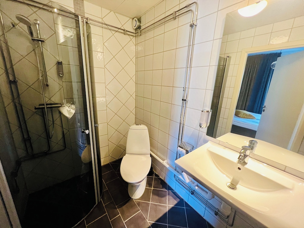 غرفة قياسية رباعية بسرير كوين وسرير بطابقين، Karlskrona Hostel 3/3