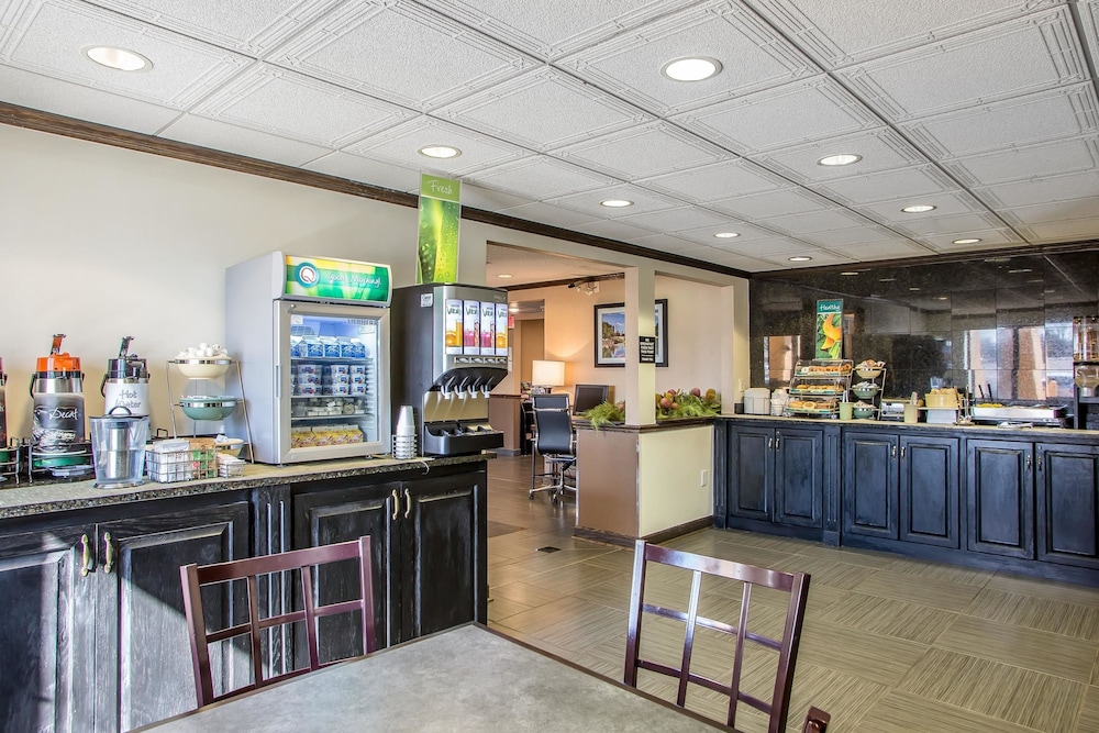 Quality Inn Elgin I-90 7/41