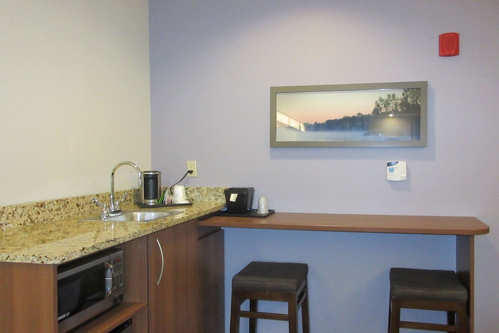 Quality Inn & Suites Caldwell I-77 17/28