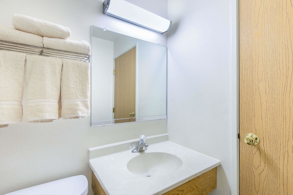 Super 8 by Wyndham West Middlesex/Sharon Area 18/42