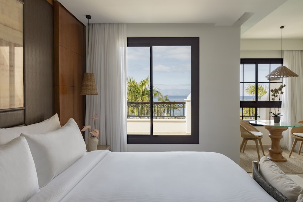 Deluxe, King Bed, Sea Front, Sofa
