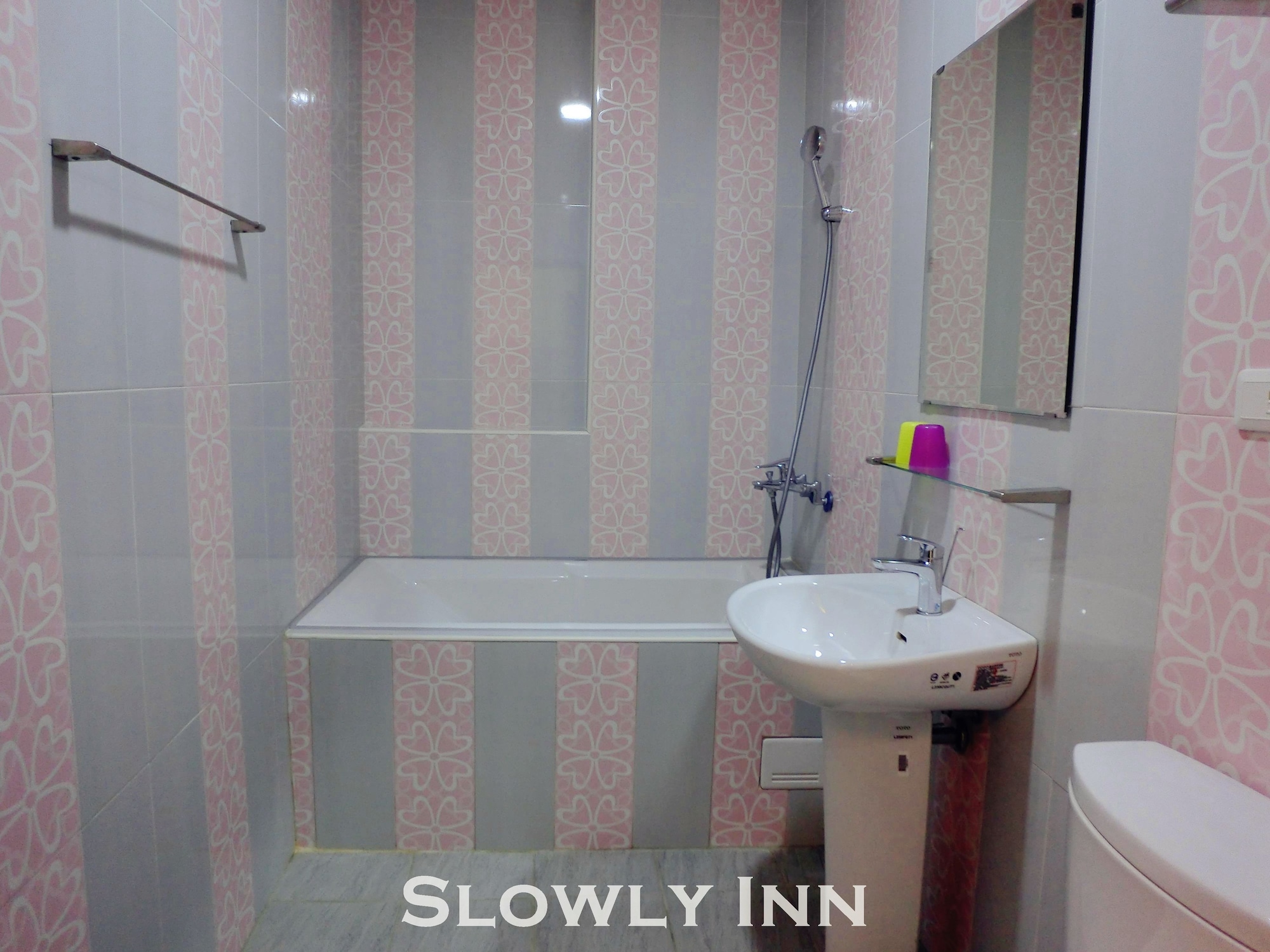 غرفة رومانسية بسرير كوين بشرفة بغرفة نوم واحدة، Slowly Inn 8/10