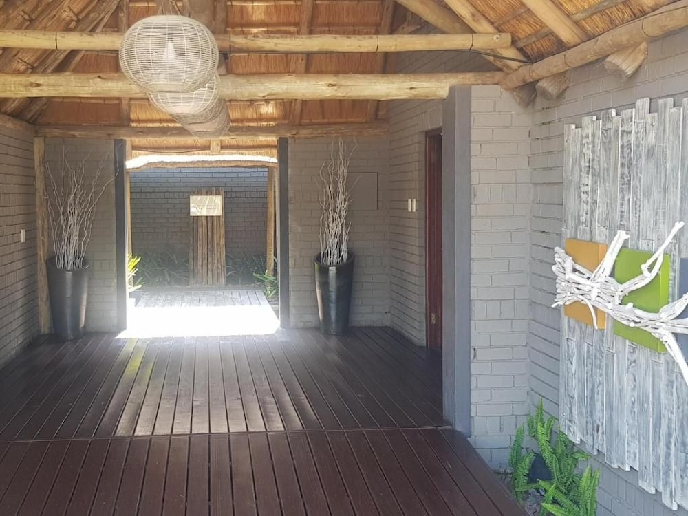 Outlook Lodge OR Tambo 4/35