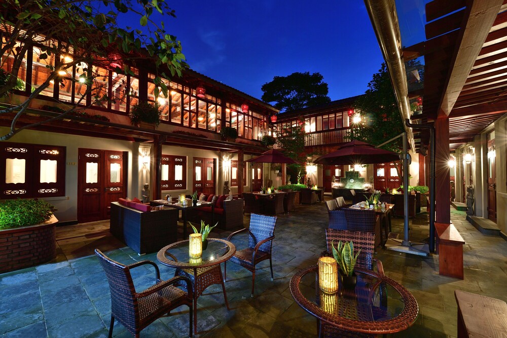 The Jingshan Garden Hotel 8/66