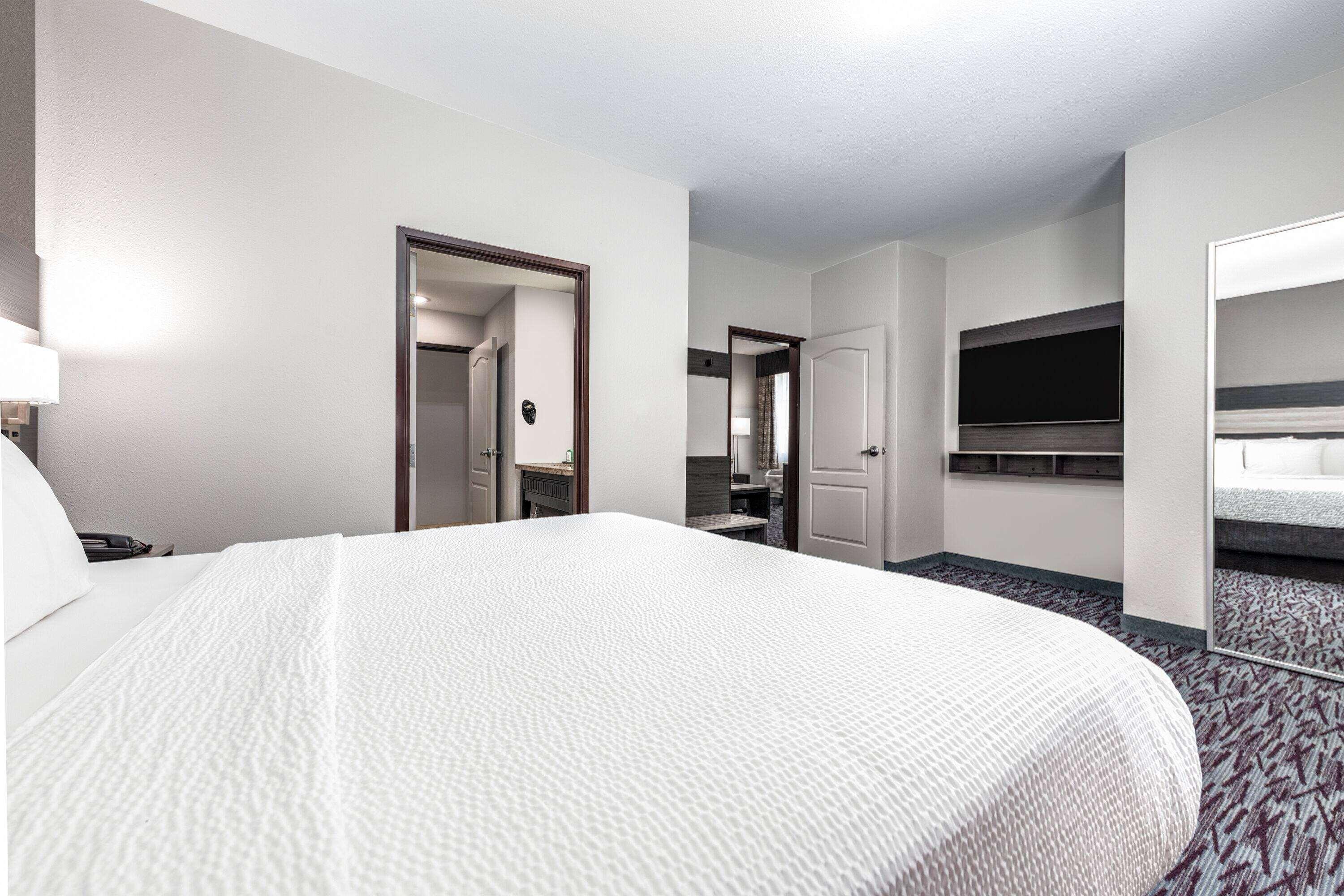 Family Suite, King Bed, City or Park View