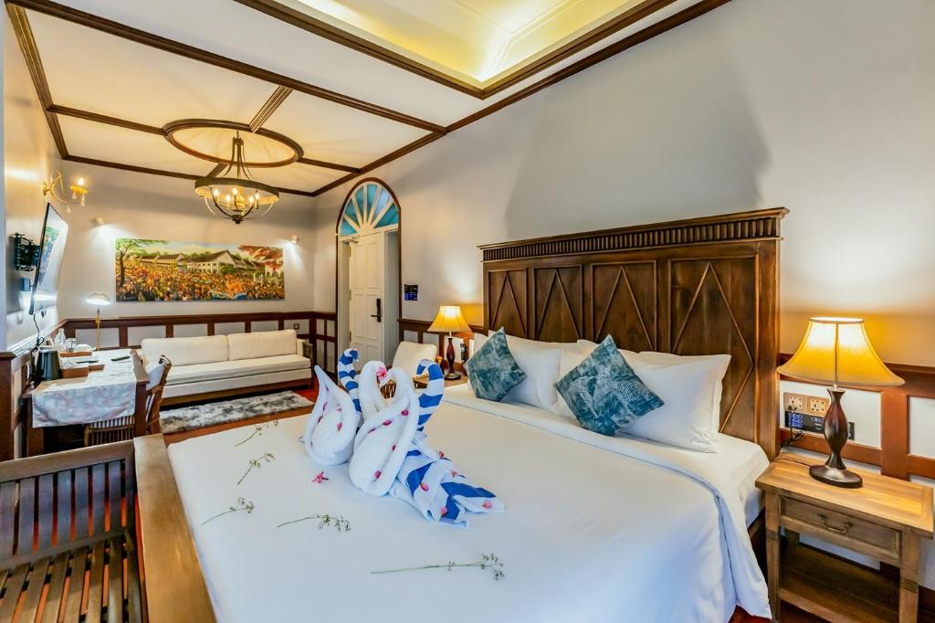 Embassy, Suite, King Bed