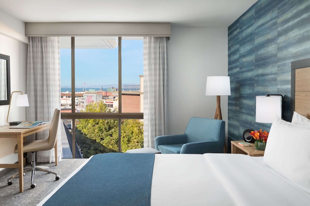 ROOM, KING BED, PARTIAL BAY VIEW