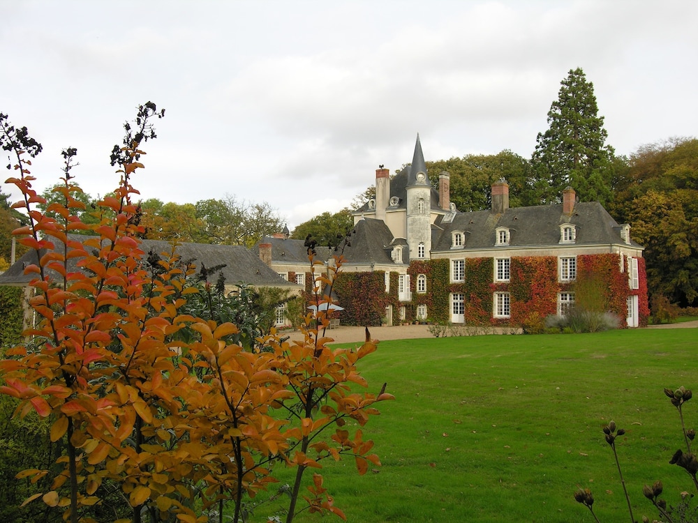 Chateau Du Plessis-Anjou 32/36
