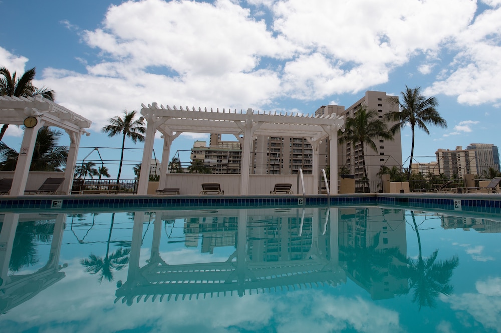 Waikiki Monarch Hotel 10/50
