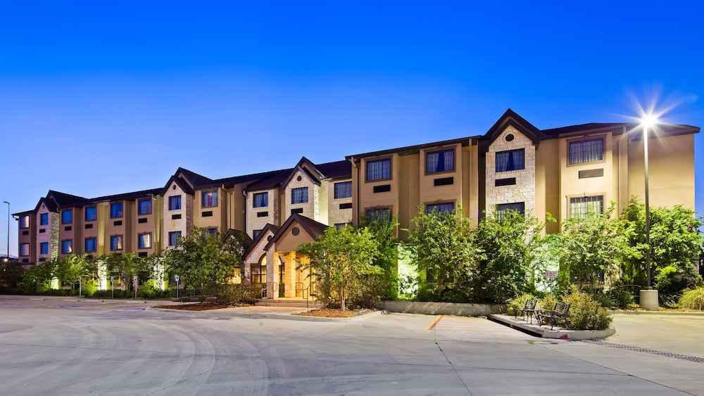 Microtel Inn and Suites By Wyndham Buda 3/40