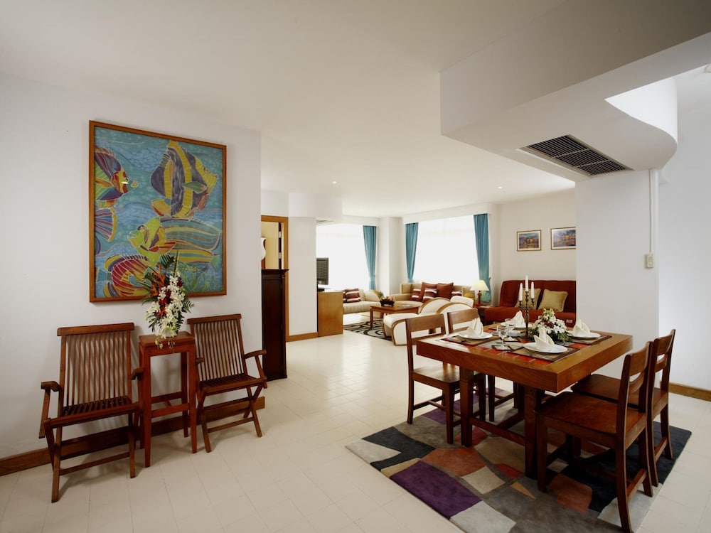 Waterfront Suites Phuket by Centara 65/76