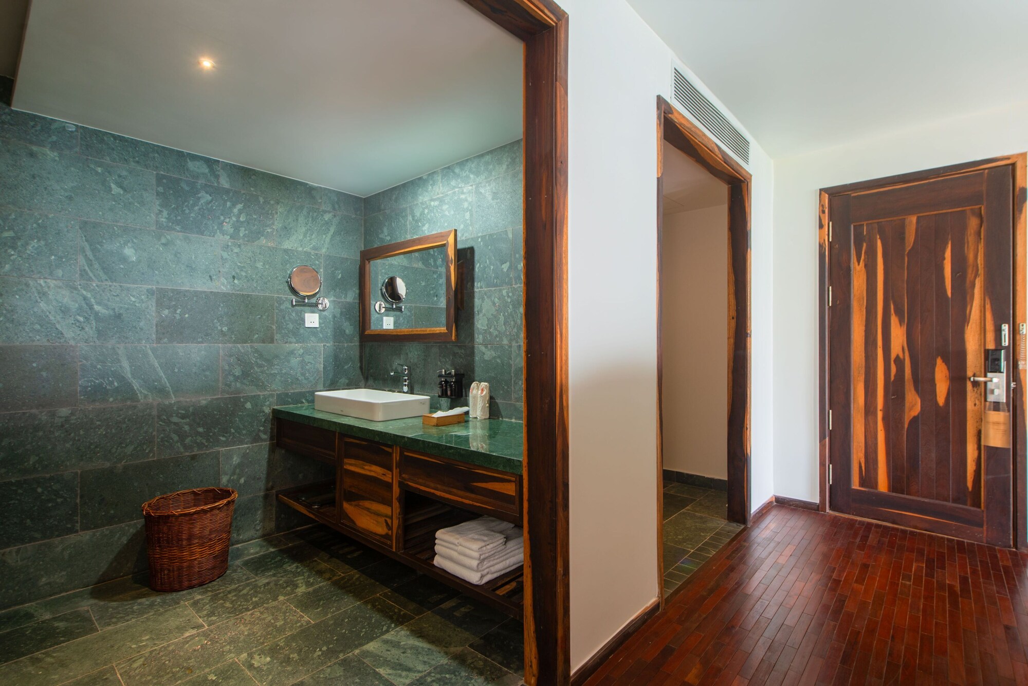 غرفة بريميير بسرير كينج بإطلالة على البحر، Alibu Resort 4/4