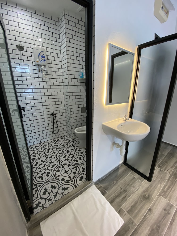 Georgetown Inn by Sky Hive 50/50