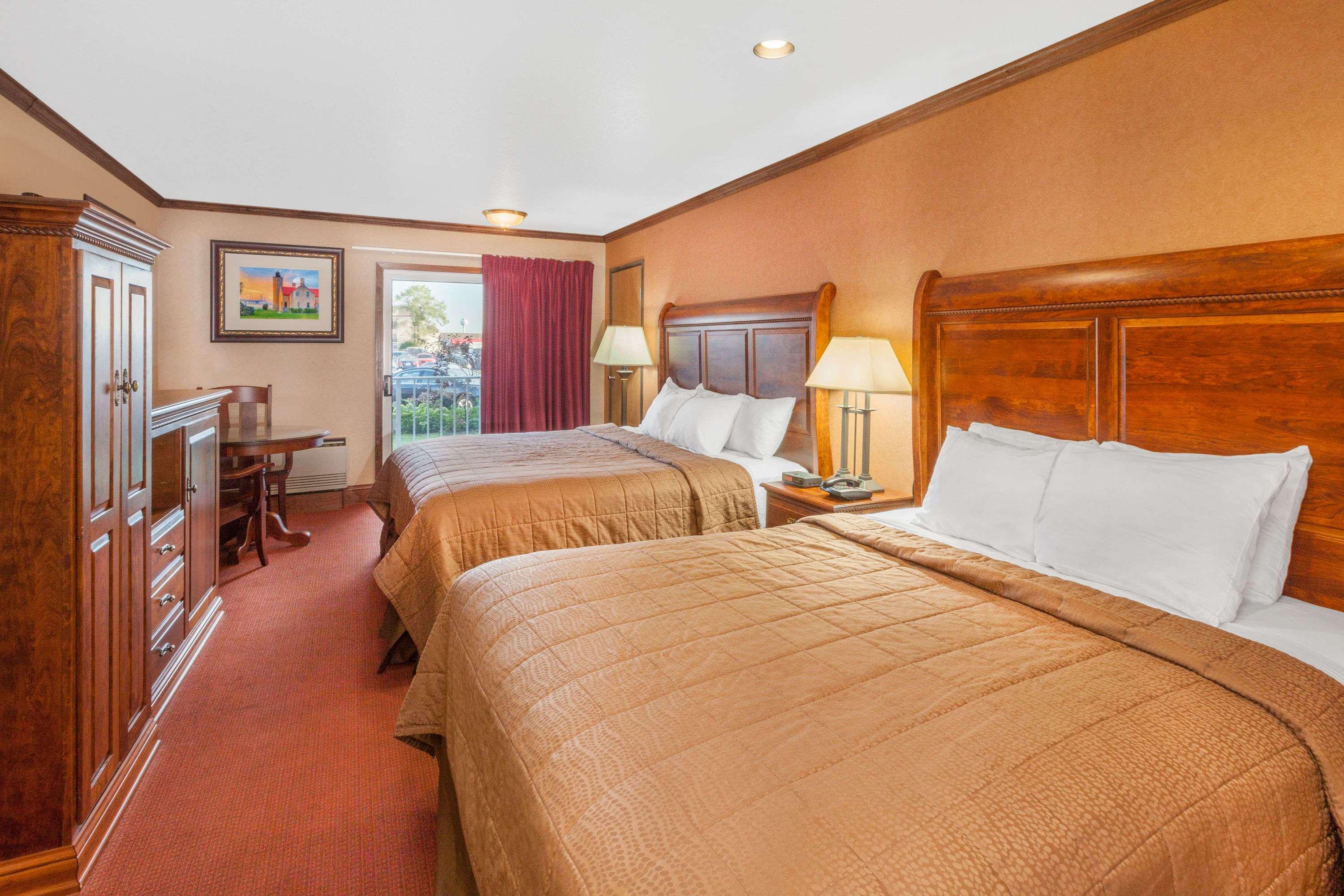 Room, 2 Queen Beds, Partial Lake View