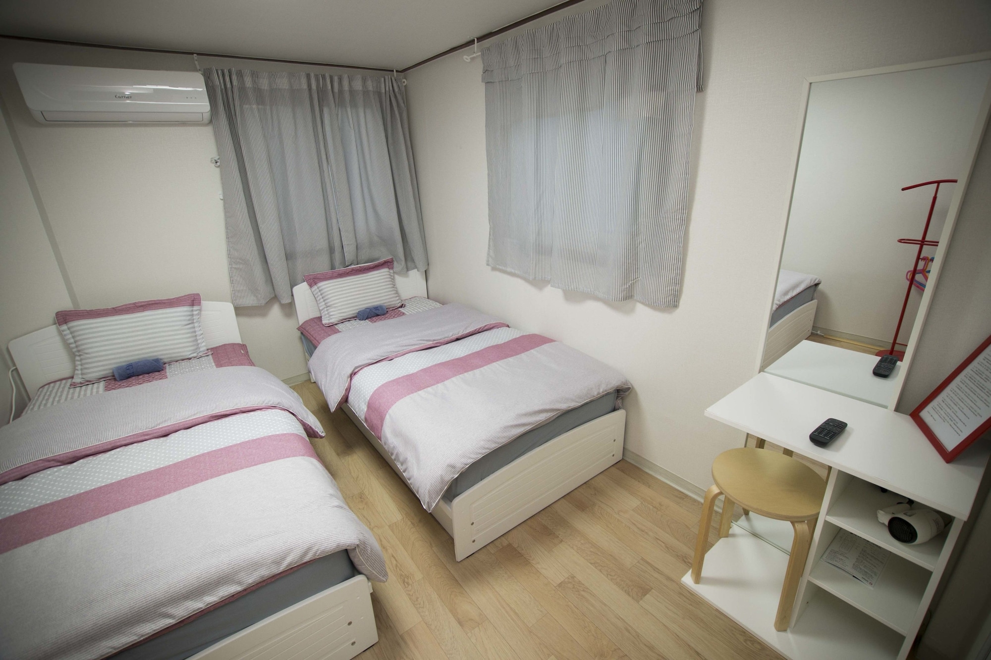 STANDARD, QUADRUPLE, SHARED BATHROOM