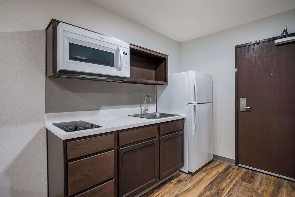 Woodspring Suites Milwaukee - Menomonee Falls 24/27
