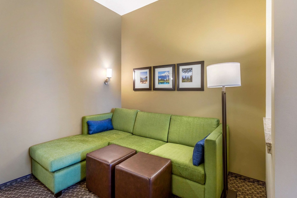 Comfort Suites Burlington Near I-5 22/37