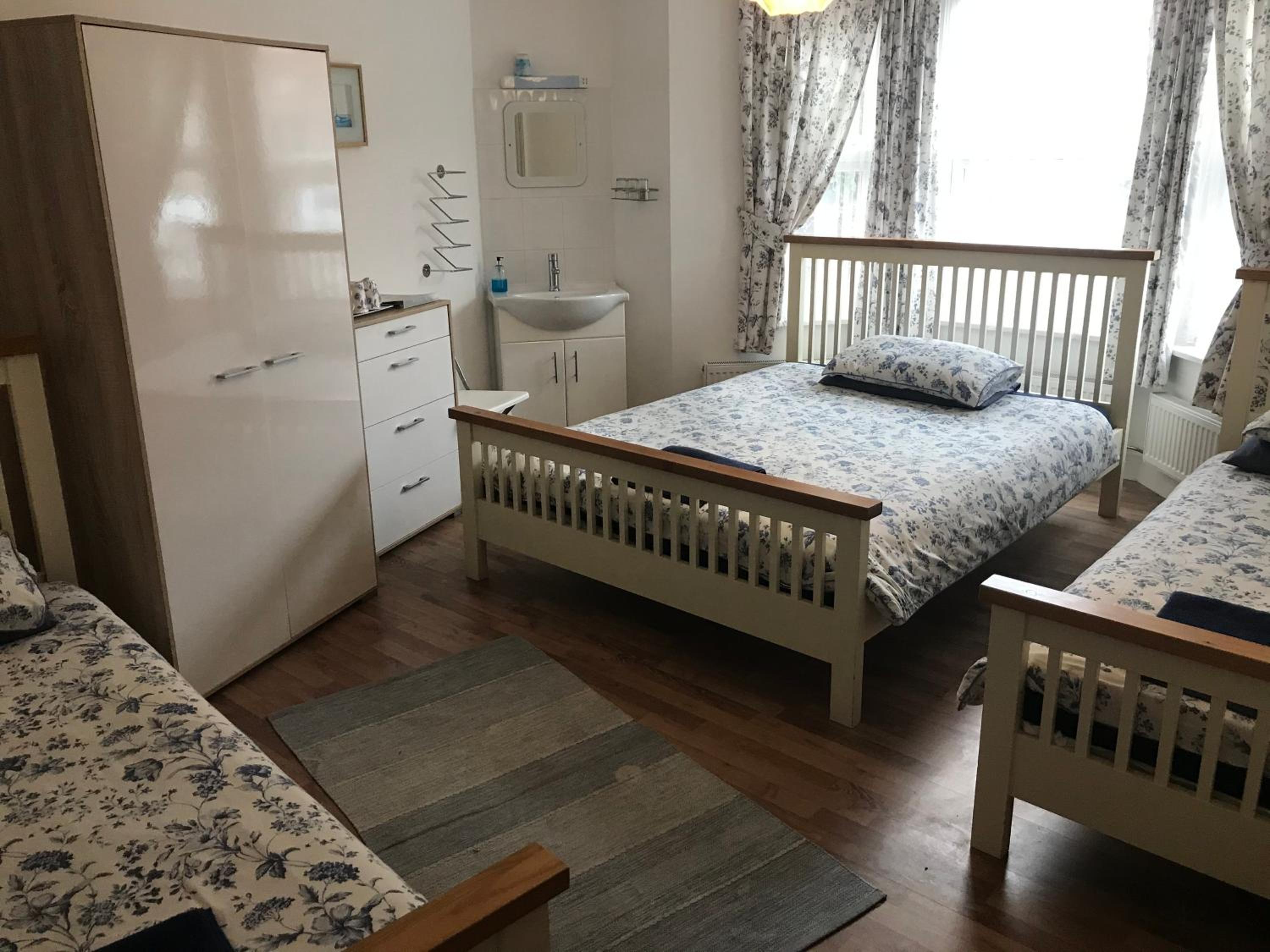 Abbey Lodge - Guest House 11/24